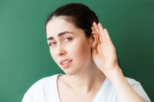 Mladá Běloška Rozpačitě Položí Ruku Ucho Protože Špatně Slyší Zelené — Stock fotografie