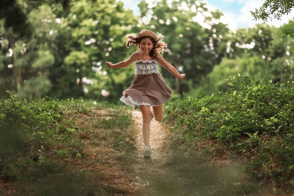 Χαρούμενη Μαθήτρια Καπέλο Και Φόρεμα Τρέχει Από Την Πλαγιά Του — Φωτογραφία Αρχείου