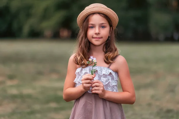 Portrait Une Jolie Petite Fille Caucasienne Dans Chapeau Paille Tenant — Photo