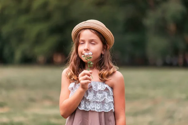 Bonne Enfance Portrait Une Jolie Fille Caucasienne Dans Chapeau Paille — Photo