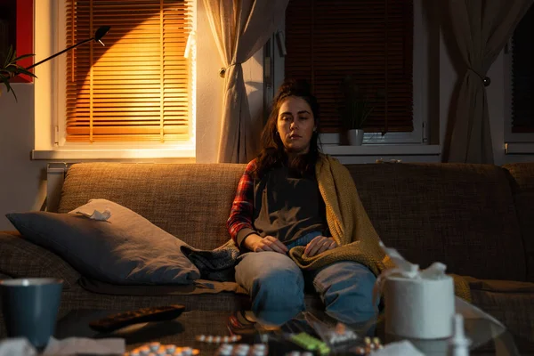 若い白人女性が電気のある暗い部屋のソファに座っている うつ病と心理学の病気の概念 — ストック写真