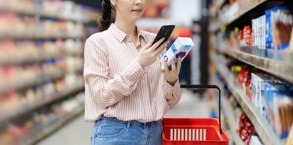 现代购物的网页横幅 接近高加索女人用智能手机扫描产品的Qr代码 有食物和过道背景的贝壳 复制空间和模拟 — 图库照片