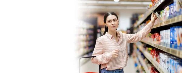 超级市场网上购物横幅 年轻漂亮的高加索女人面带微笑的画像从架子上取走食物 在背景上展示 复制空间 消费主义的概念 — 图库照片