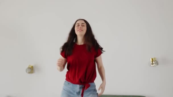 Joyeux Jeune Femme Caucasienne Portant Shirt Rouge Jean Drôle Danse — Video