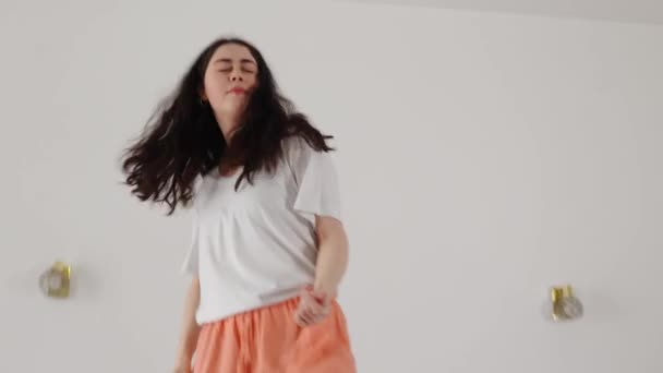 Felice Giovane Donna Caucasica Divertente Ballare Sul Letto Suonare Chitarra — Video Stock