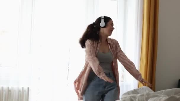 Feliz Joven Caucásica Mujer Desinhibida Con Auriculares Disfrutando Bailando Ventana — Vídeos de Stock