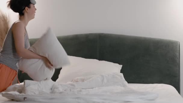 Zmęczona Młoda Biała Kobieta Masce Spania Idzie Wygodnego Łóżka Się — Wideo stockowe