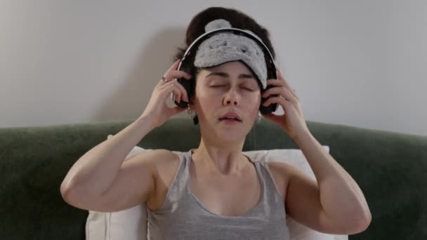 Moe Jonge Blanke Vrouw Dragen Slaapmasker Liggend Comfortabel Bed Het — Stockvideo