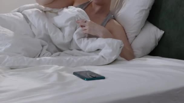 Ung Hvid Kvinde Iført Søvnmaske Ligger Behagelig Seng Ved Hjælp – Stock-video