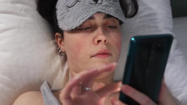 Close Retrato Jovem Mulher Branca Usando Máscara Sono Está Descansando — Vídeo de Stock
