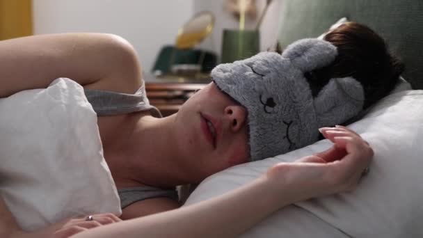 Mladá Běloška Masce Spí Pohodlné Posteli Boční Pohled Odpočinek Nespavost — Stock video