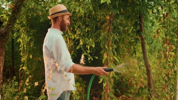 Šťastný Zahradník Zalévání Trubkou Vášeň Ovocné Plantáže Přiblížit Zpomal Koncept — Stock video
