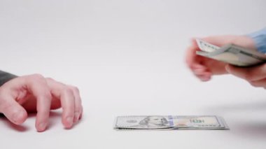 Banka servisi. Erkek sabırsızlıkla ödeme beklerken kadın oruç tutuyor. Beyaz arka planda ellerinizi yakın plan çekin. Rüşvet ve yatırım kavramı.