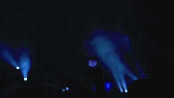 Люди Розважаються Концерті Переглядаючи Зал Клубна Атмосфера Яскраво Червоне Світло — стокове відео