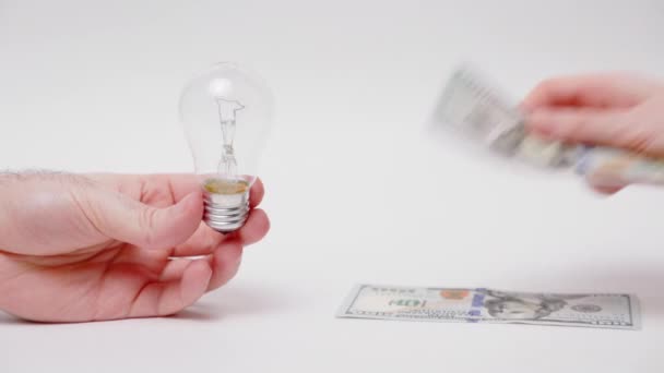 Duševní Vlastnictví Patent Muž Drží Žárovku Žena Odpočítává Dolarové Bankovky — Stock video