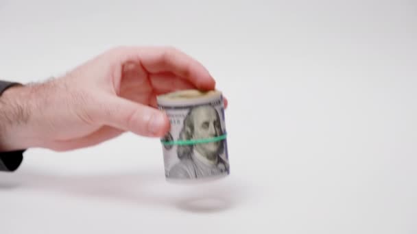 Close Mão Homem Coloca Dólares Americanos Enrolados Casa Cortada Papelão — Vídeo de Stock