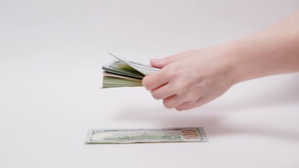 Корупція Банкінг Жіночі Руки Розраховують Нові Доларові Купюри Білому Фоні — стокове відео