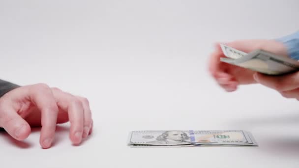 Banktjänster Kvinnan Räknar Snabbt Pengar Medan Mannen Otåligt Väntar Betalning — Stockvideo