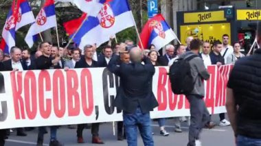 22.04.2023, Novi Sad, Sırbistan. Sırp halkının siyasi mitingleri ana caddede. Gösteri ve protesto.