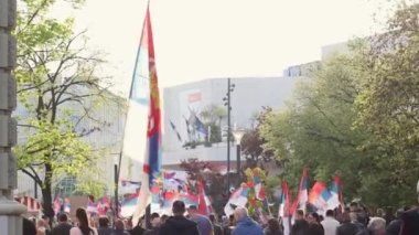 22.04.2023, Novi Sad, Sırbistan. Sırp halkının siyasi mitingleri ana caddede. Gösteri ve protesto. Kalabalığın arka planı.