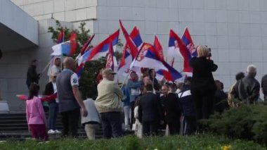 22.04.2023, Novi Sad, Sırbistan. Sırp halkının siyasi mitingleri ulusal bayrakları binanın önünde tutuyor. Gösteri ve protesto.