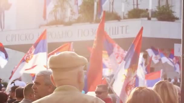 2023 Novi Sad Serbia 塞尔维亚人民在主要街道上的政治集会 示威和抗议 建筑物前的人的背景色 — 图库视频影像