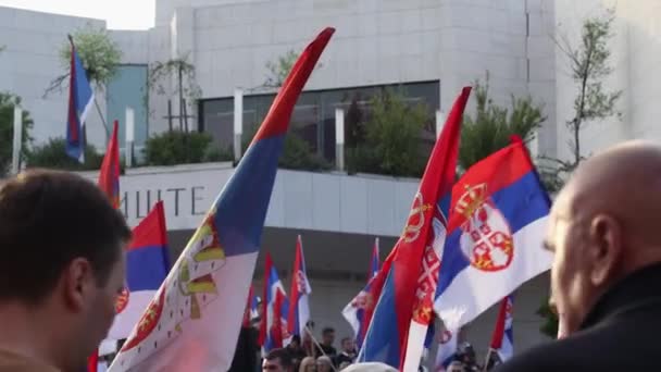 2023 Novi Sad Serbia 塞尔维亚人民在主要街道上的政治集会 示威和抗议 大楼前面的人 — 图库视频影像