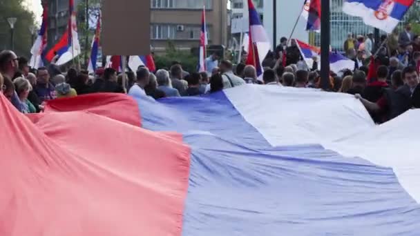 2023 Novi Sad Sırbistan Sırp Halkının Siyasi Mitinginde Binanın Önünde — Stok video