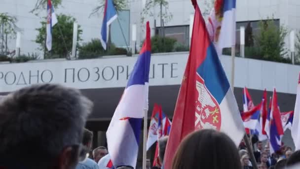 2023 Novi Sad Serbia 塞尔维亚人民的政治集会在建筑物前高举摇曳的国旗 示威和抗议 — 图库视频影像