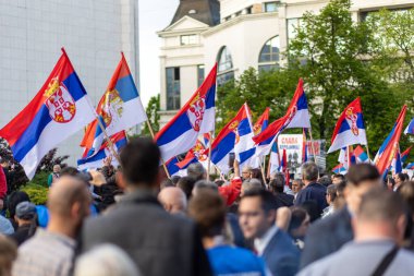 22.04.2023, Novi Sad, Sırbistan. Halkın siyasi mitinginde Sırp bayrakları var. Demokrasi geçidi.