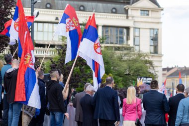 Ana binanın önünde insanların politik mitingi. Vatanseverlerin arka planında bayraklar var. Demokrasi gösterisi.