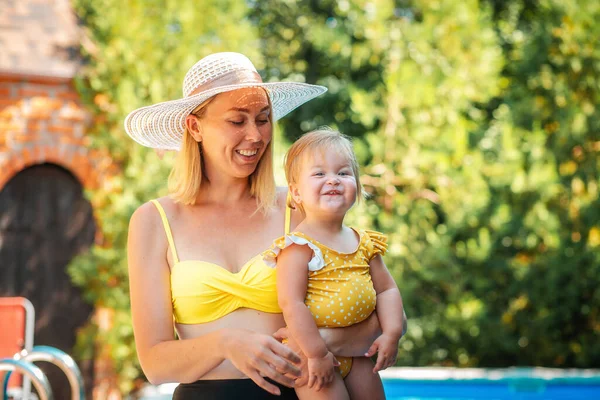Vacaciones Verano Retrato Madre Caucásica Feliz Abrazando Pequeña Hija Sonriente — Foto de Stock