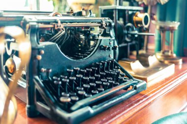 Ahşap masa üzerinde antika siyah daktilo yakın plan.