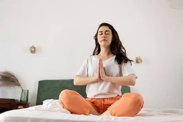 Fiatal Kaukázusi Keresztbe Tett Lábakkal Meditál Ágyán Lényegében Jóga Meditáció — Stock Fotó