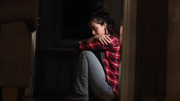 うつ病や精神障害 若い白人女性は絶望と泣きながら床に座っている サイドビュー 心理的健康とトラブルの概念 — ストック写真