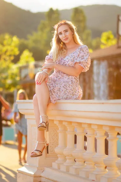 Elbise Giymiş Güzel Bir Sarışın Balkonda Oturuyor Dikey Yaz Tatili — Stok fotoğraf