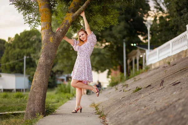 Una Hermosa Joven Con Vestido Posa Cerca Árbol Vacaciones Verano — Foto de Stock