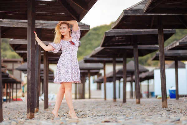 Hübsche Blonde Junge Frau Kleid Posiert Der Nähe Von Sonnenschirmen — Stockfoto