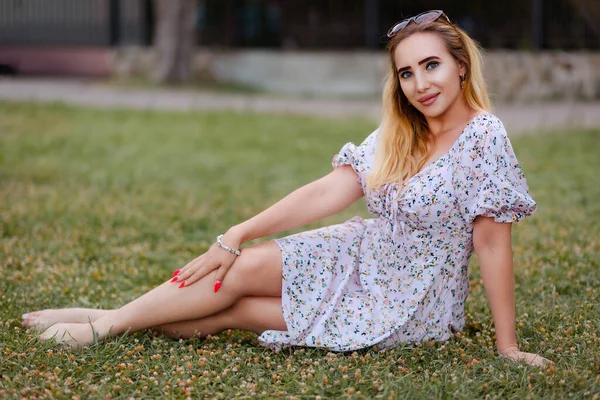Çimlerde Oturan Güzel Gülümseyen Sarışın Kadın Yaz Tatili Özgürlük Psikoloji — Stok fotoğraf