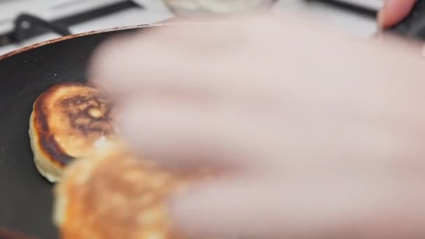 여자가 화염방사기와 팬케이크를 꺼내서 그릇에 담습니다 클로즈업 요리에 — 비디오
