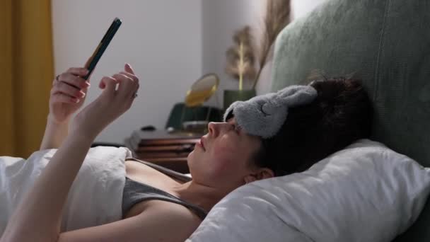 Mulher Branca Jovem Usando Máscara Sono Está Descansando Cama Confortável — Vídeo de Stock
