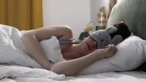 Mulher Branca Jovem Usando Máscara Sono Está Dormindo Cama Confortável — Vídeo de Stock