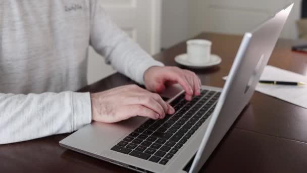 Close Mãos Masculinas Digitando Laptop Conceito Trabalho Remoto Freelancer Online — Vídeo de Stock