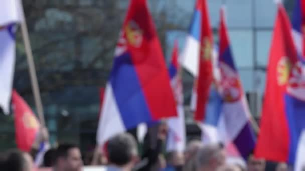 Manifestación Política Desenfocada Del Pueblo Serbio Sostiene Banderas Calle Principal — Vídeos de Stock