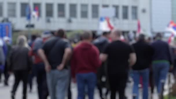Ana Caddedeki Insanların Siyasi Mitinglerine Odaklanamadılar Gösteri Protesto Arkaplanda Bayraklar — Stok video