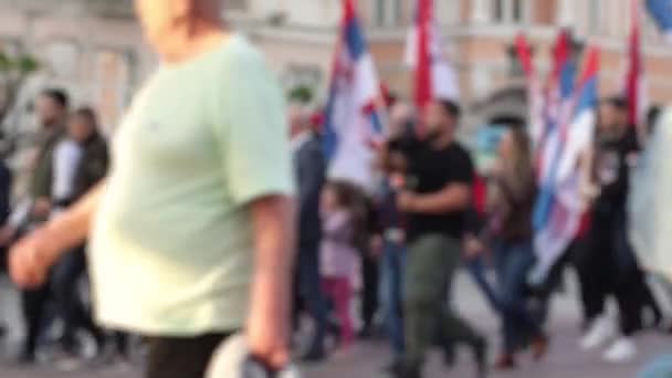 在主要街道上扰乱了塞尔维亚人民的政治集会 游行和抗议 — 图库视频影像