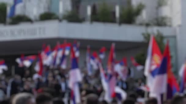 Manifestación Política Desenfocada Del Pueblo Serbio Calle Principal Frente Edificio — Vídeos de Stock