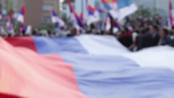 Szerb Nép Félreállított Politikai Gyűlésén Nagy Hullámos Nemzeti Zászló Van — Stock videók
