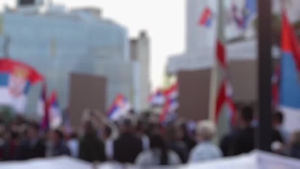 塞尔维亚人民激烈的政治集会在大楼前面高举着巨大的摇摆不定的国旗 示威和抗议 — 图库视频影像