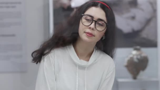 Portræt Smuk Hvid Kvinde Iført Briller Studerende Undersøger Keramiske Potter – Stock-video